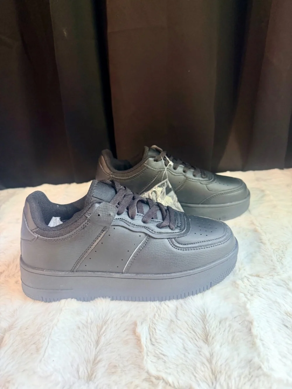 Berness Black Low-Top Sneakers With A Silver Butterfly Chain - Picture 4 of 9